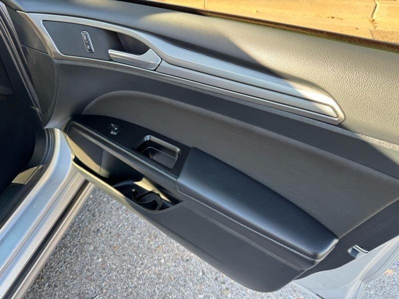 Ford Fusion Hybrid SE FWD 2017