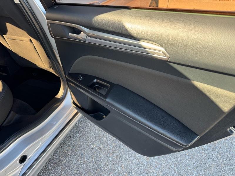 Ford Fusion Hybrid SE FWD 2017