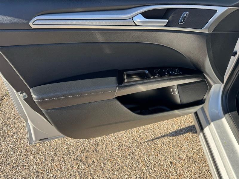 Ford Fusion Hybrid SE FWD 2017