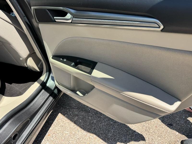 Ford Fusion Hybrid SE FWD 2019