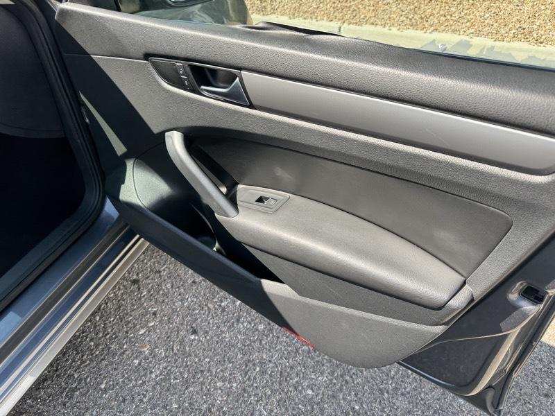 Volkswagen Passat 4dr Sdn 1.8T Auto Wolfsburg Ed PZEV 2014