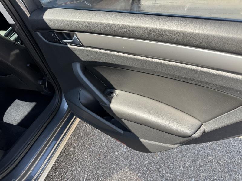 Volkswagen Passat 4dr Sdn 1.8T Auto Wolfsburg Ed PZEV 2014
