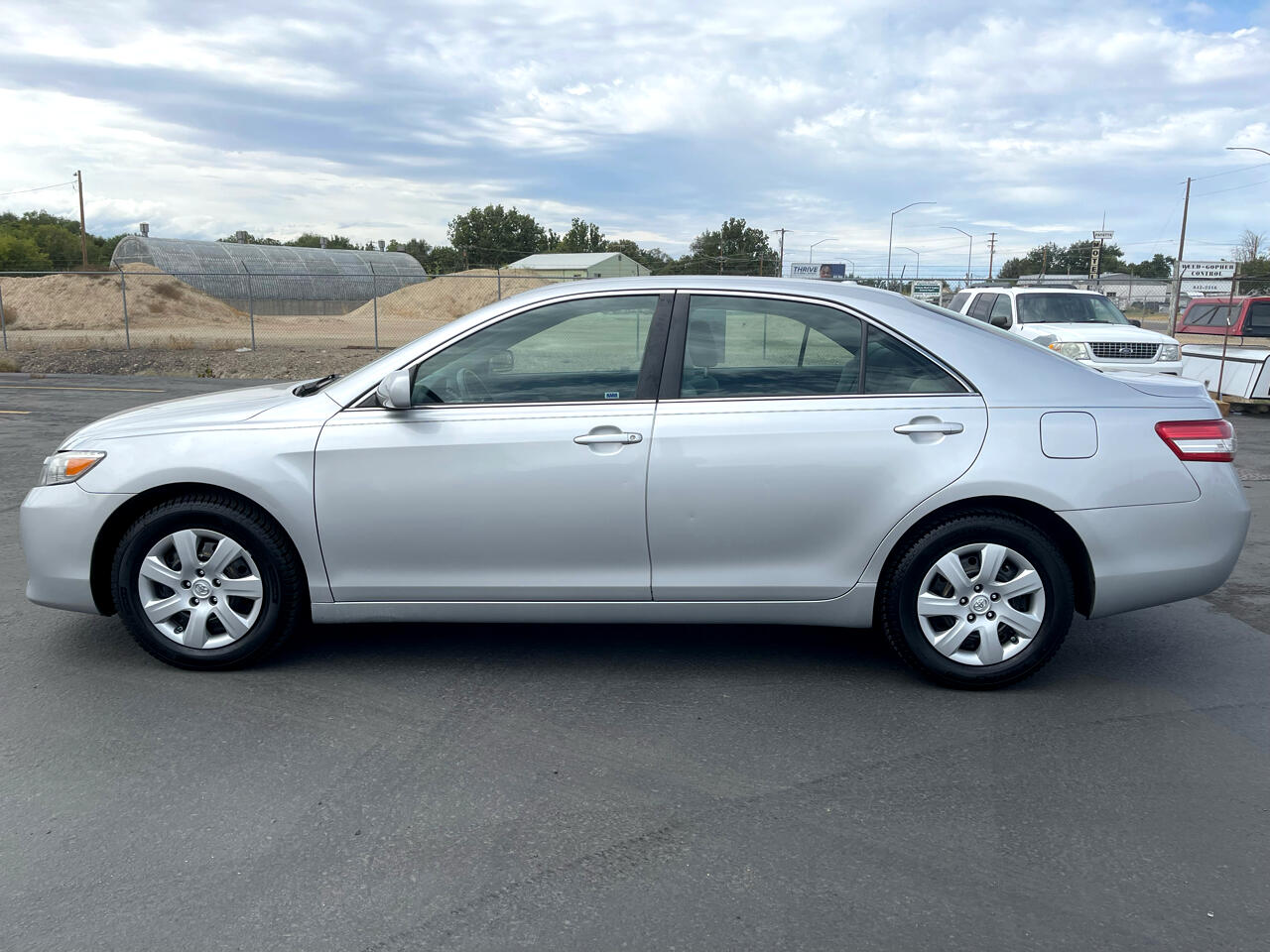 2010 Toyota Camry LE photo 2
