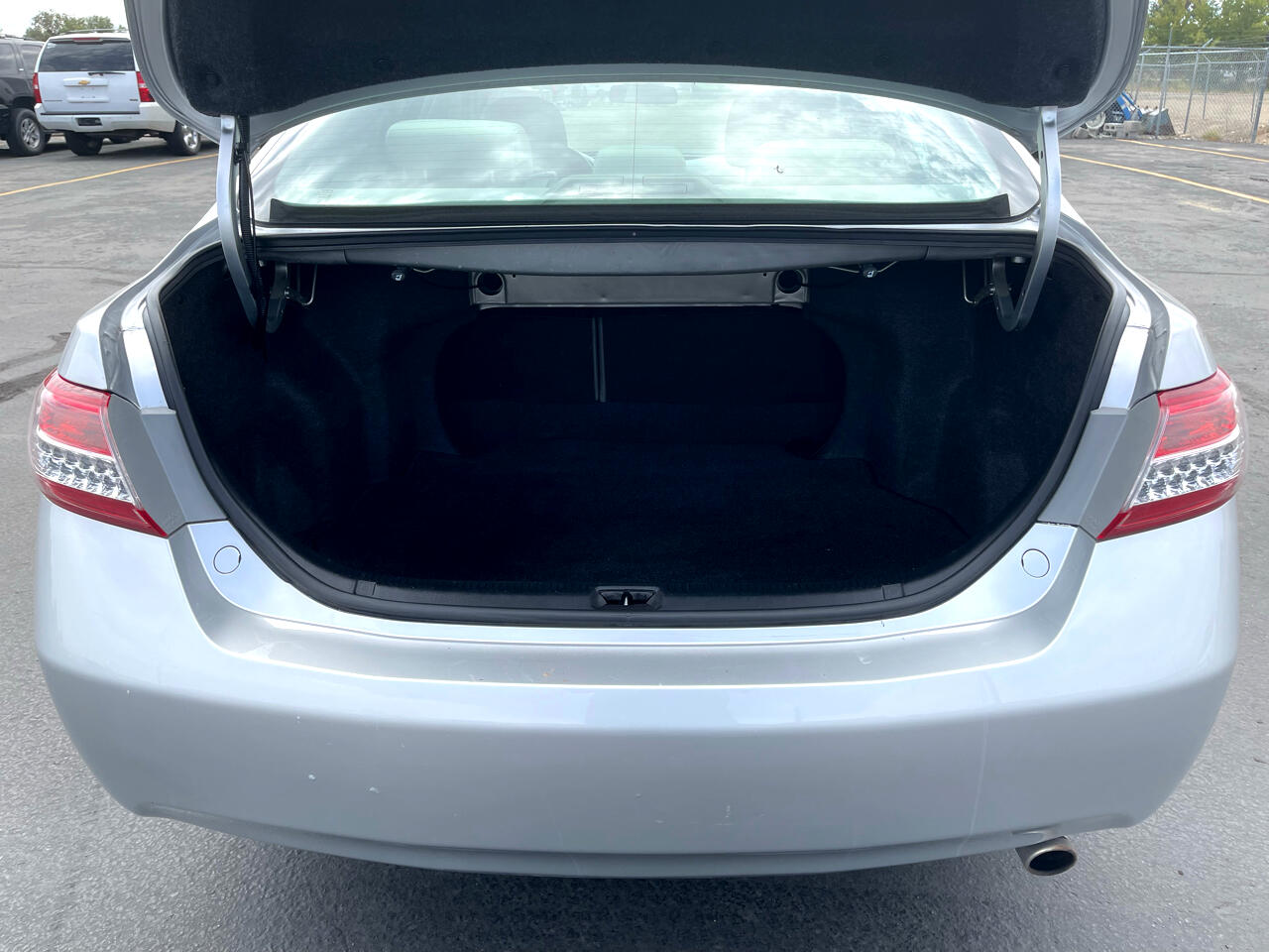 2010 Toyota Camry LE photo 8
