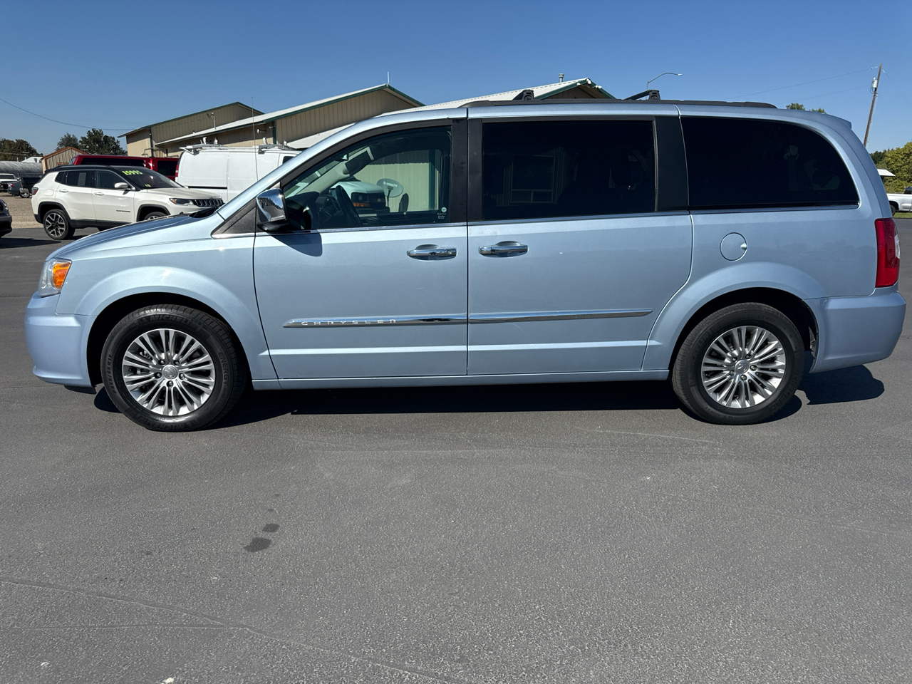 2016 Chrysler Town & Country photo 2