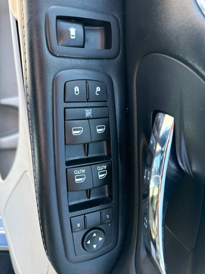2016 Chrysler Town & Country photo 16