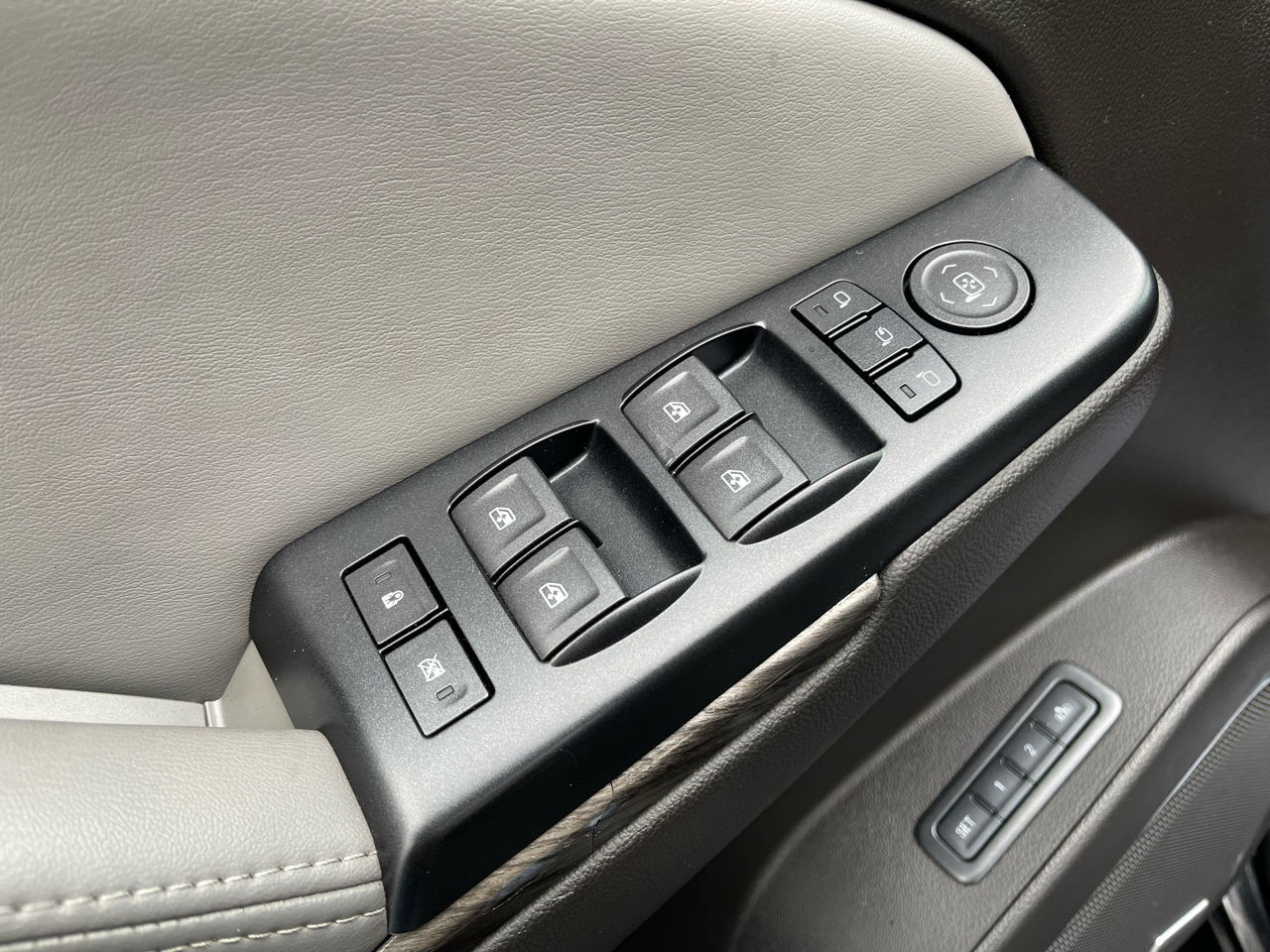 Chevrolet Suburban 4WD 4dr LT 2015