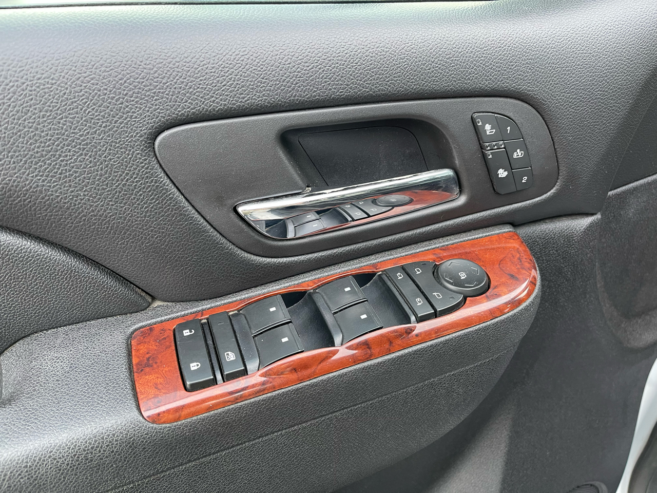 Chevrolet Suburban 4WD 4dr 1500 LT 2012