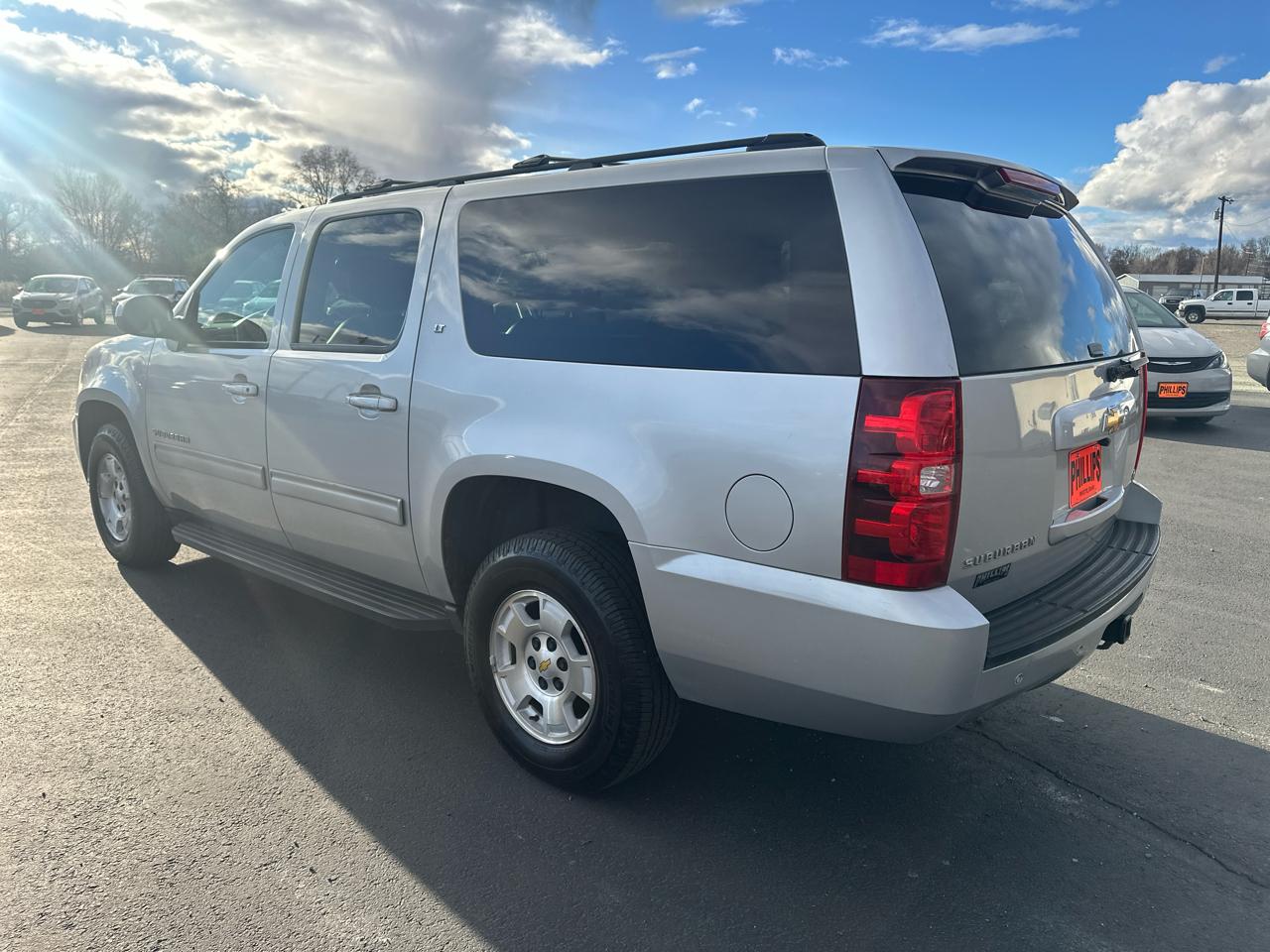 Chevrolet Suburban 4WD 4dr 1500 LT 2011
