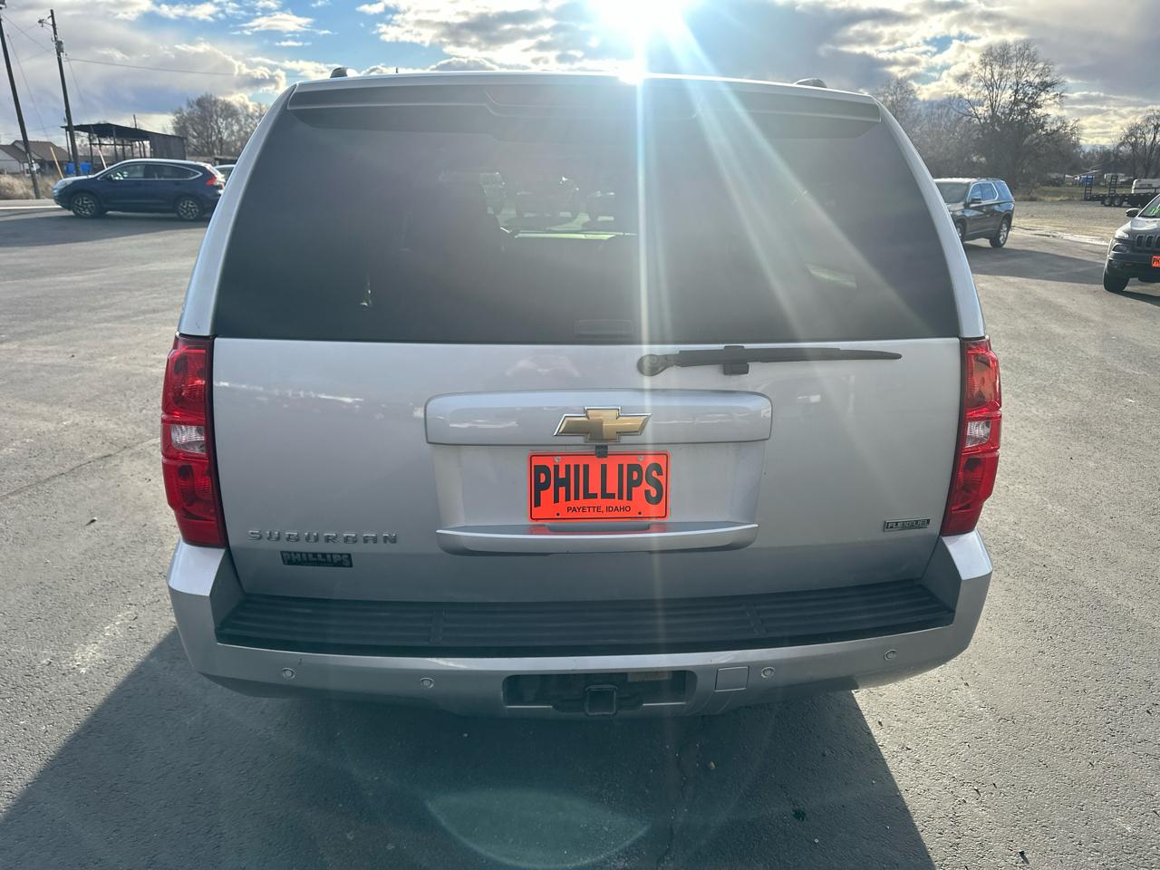 Chevrolet Suburban 4WD 4dr 1500 LT 2011