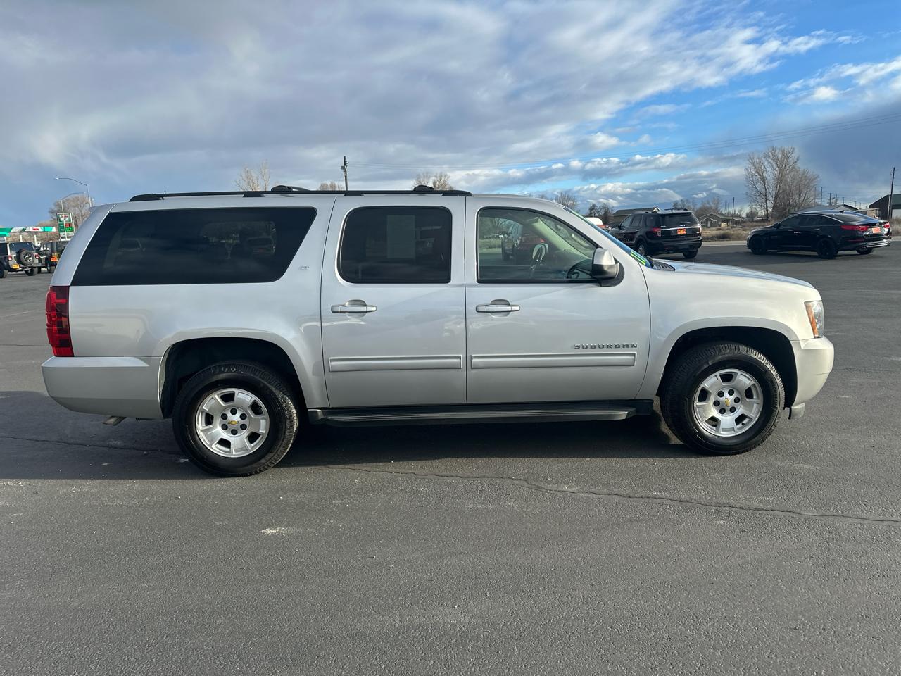 Chevrolet Suburban 4WD 4dr 1500 LT 2011