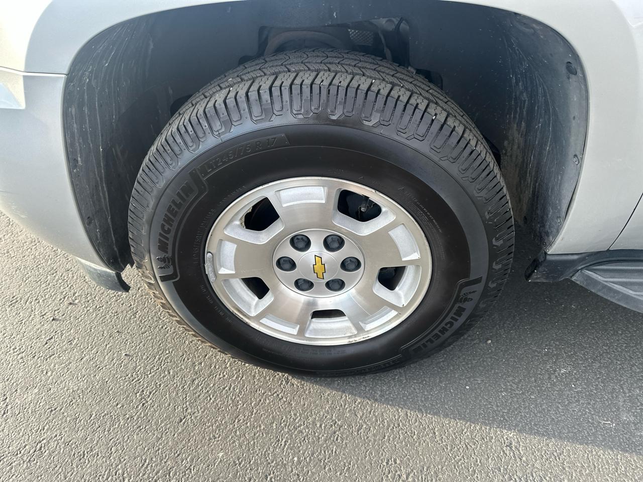 Chevrolet Suburban 4WD 4dr 1500 LT 2011