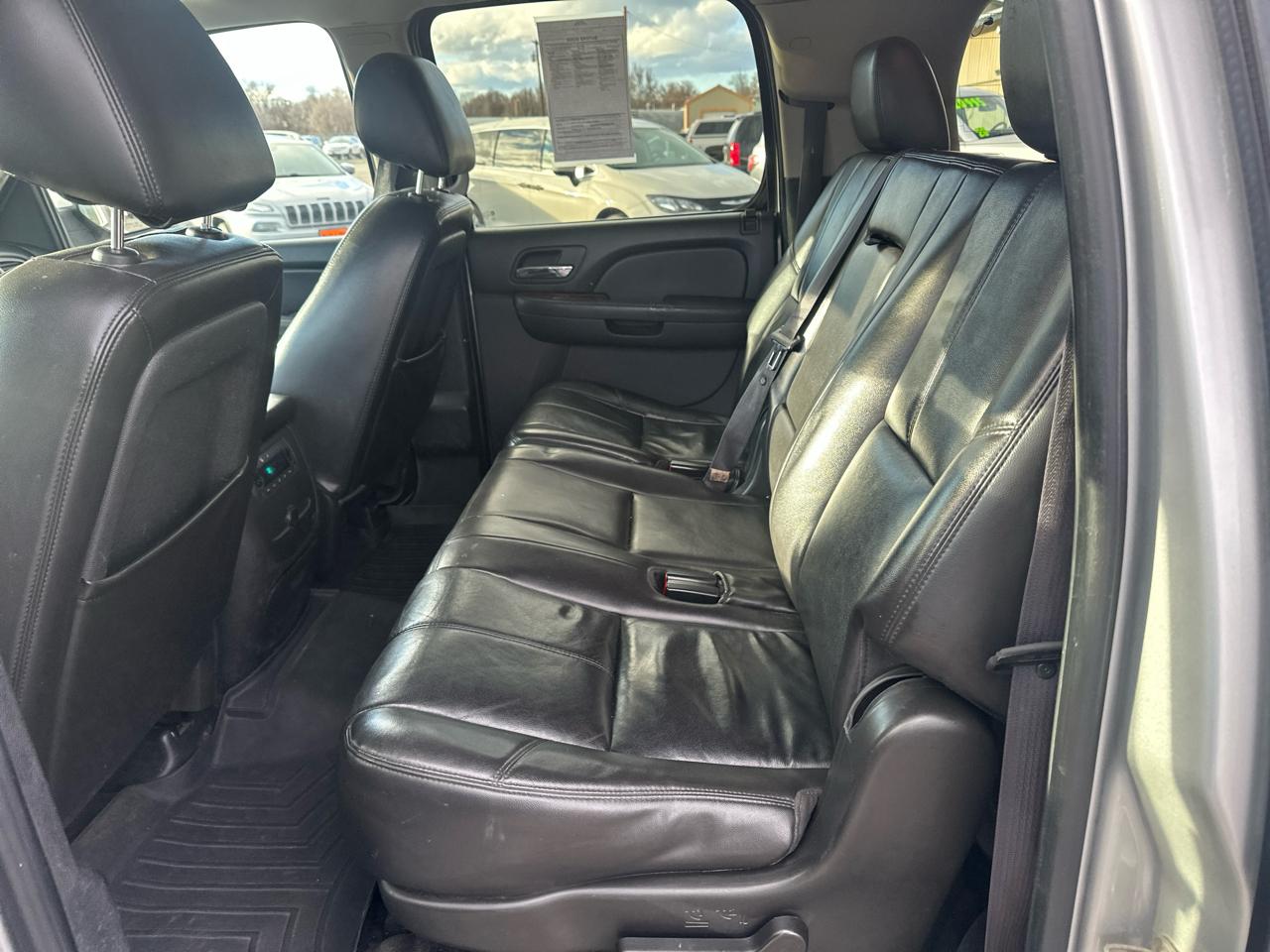 Chevrolet Suburban 4WD 4dr 1500 LT 2011