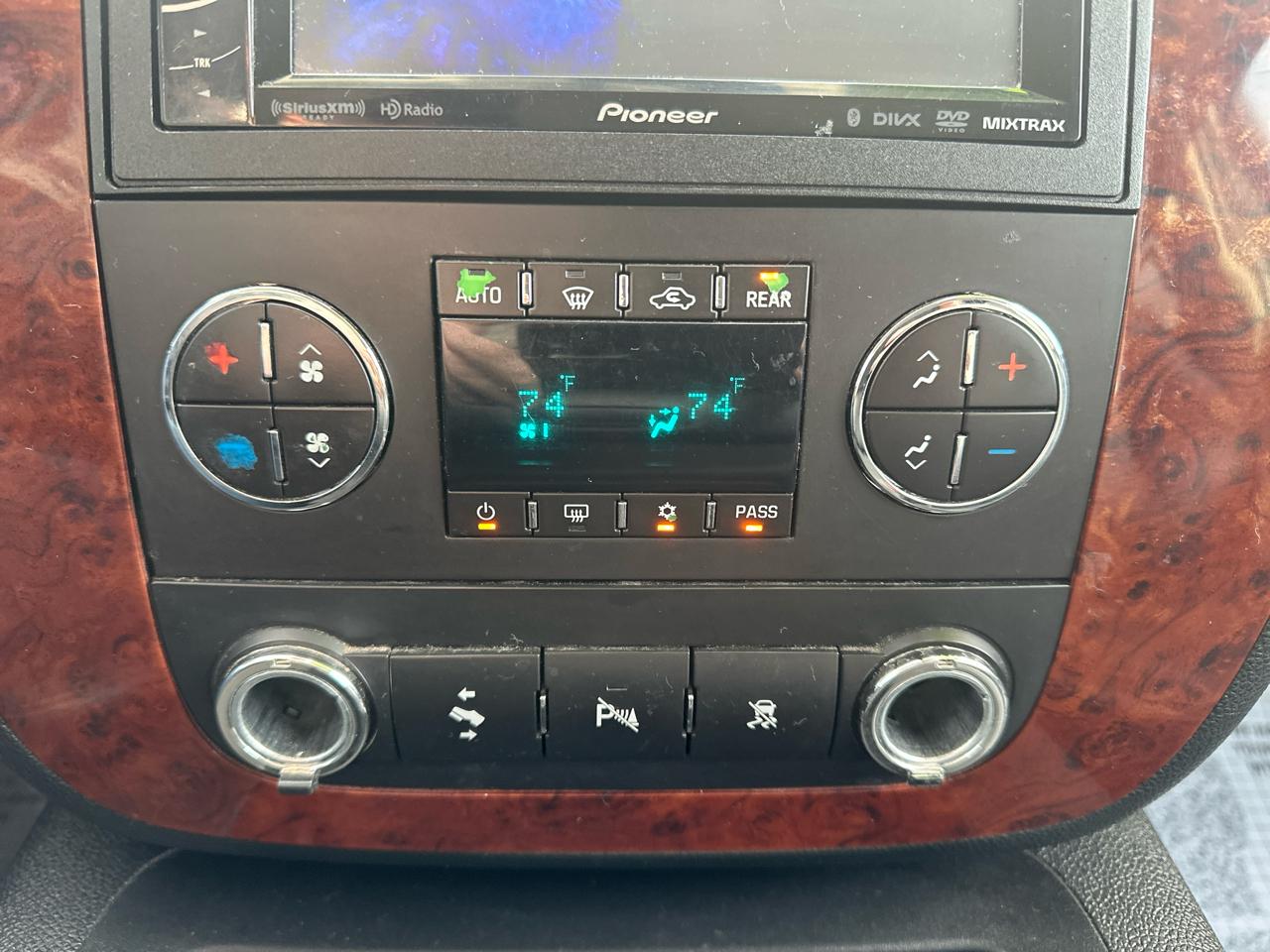 Chevrolet Suburban 4WD 4dr 1500 LT 2011