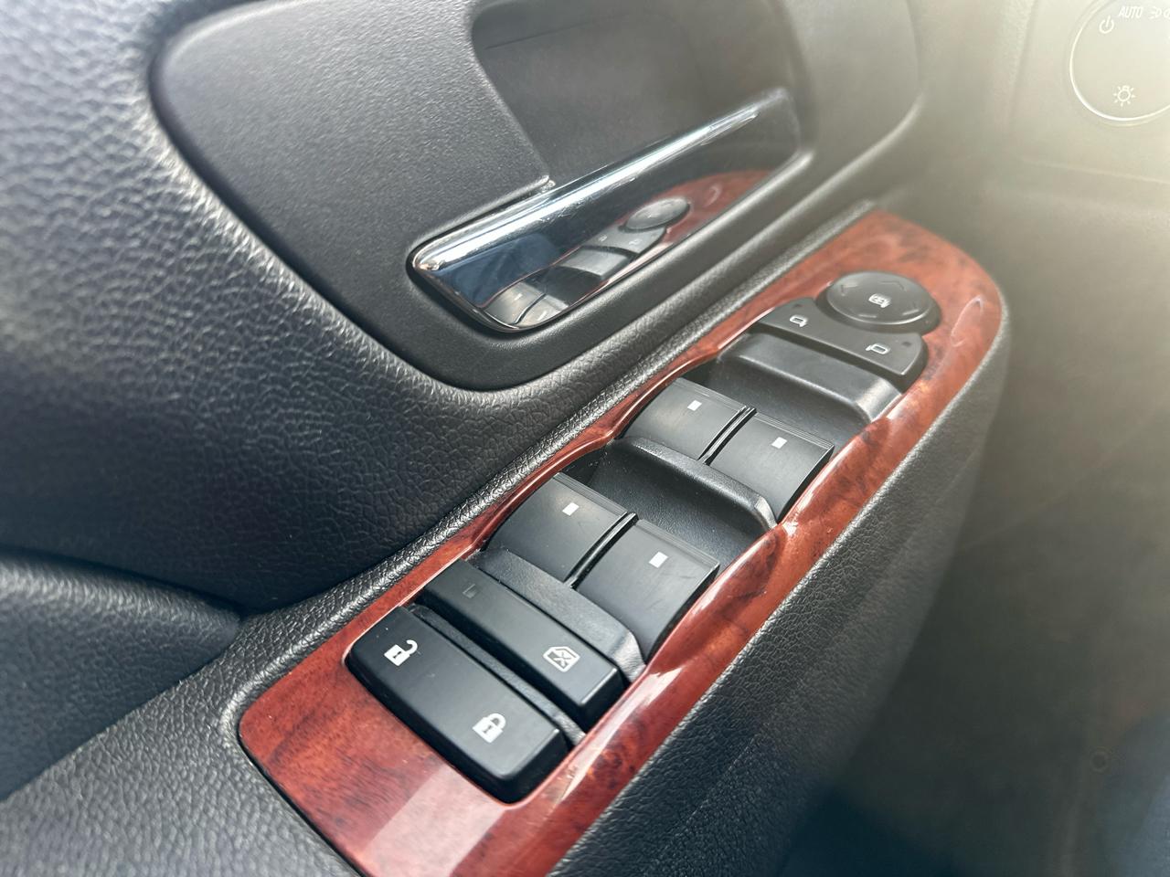 Chevrolet Suburban 4WD 4dr 1500 LT 2011