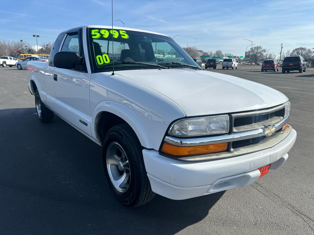 Chevrolet S-10 Ext Cab 123" WB LS 2000