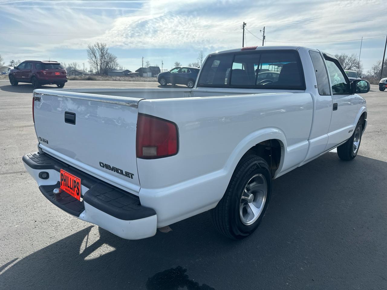 Chevrolet S-10 Ext Cab 123" WB LS 2000