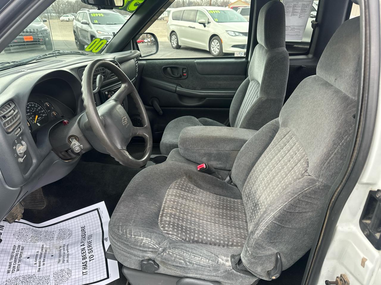 Chevrolet S-10 Ext Cab 123" WB LS 2000