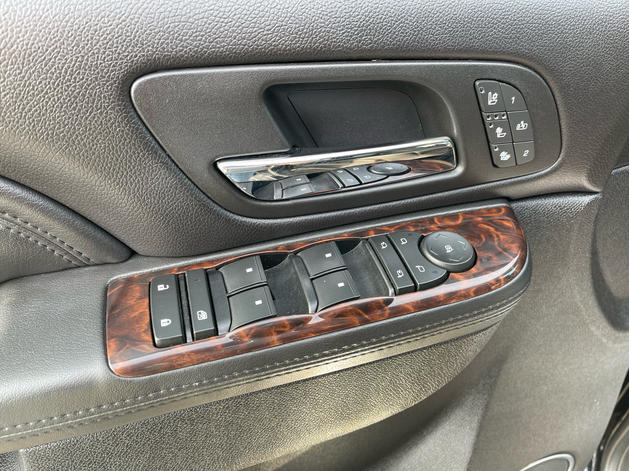 GMC Yukon AWD 4dr 1500 Denali 2012