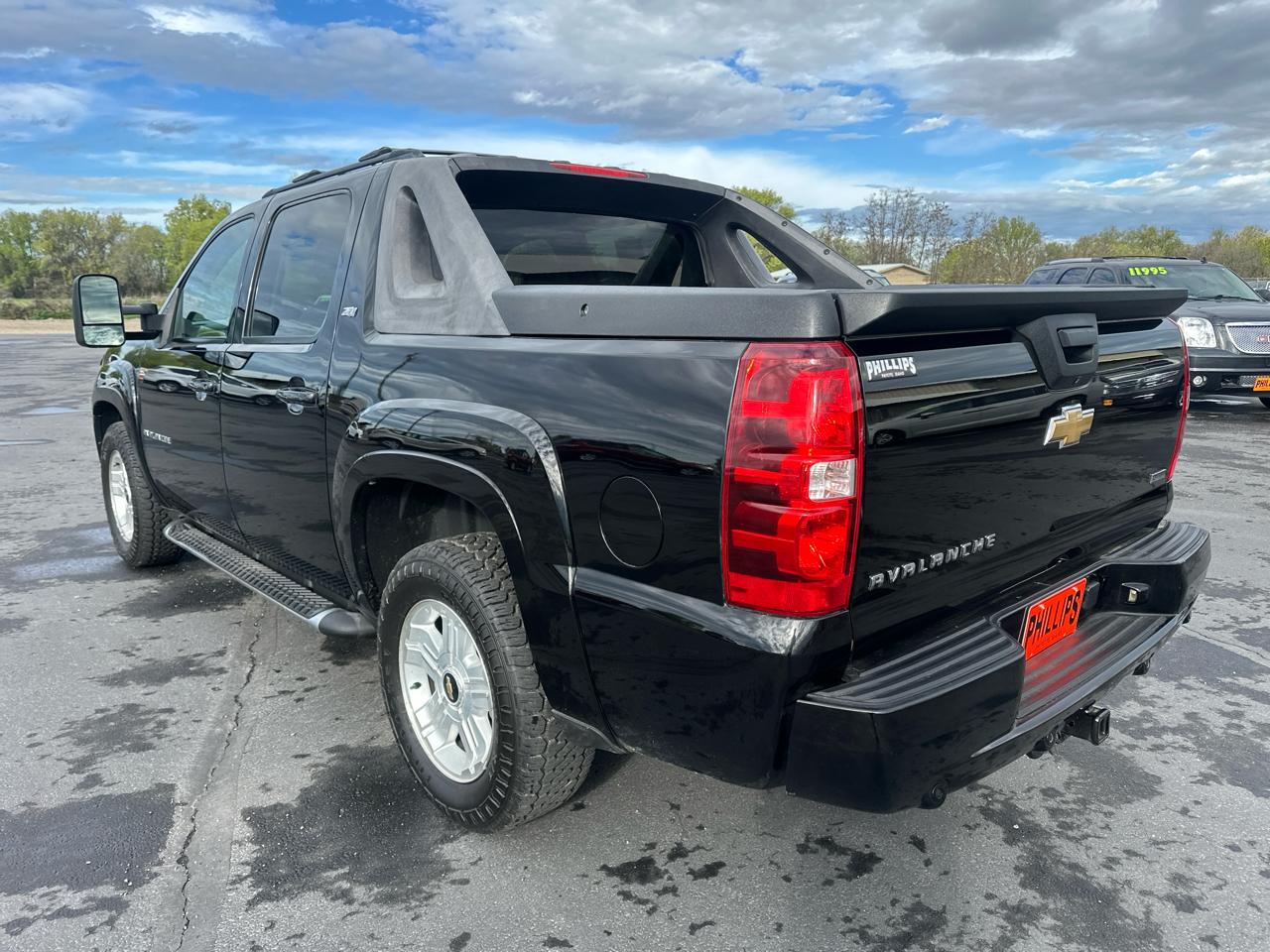 Chevrolet Avalanche 4WD Crew Cab LT 2011