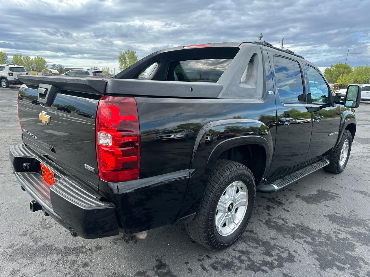 Chevrolet Avalanche 4WD Crew Cab LT 2011