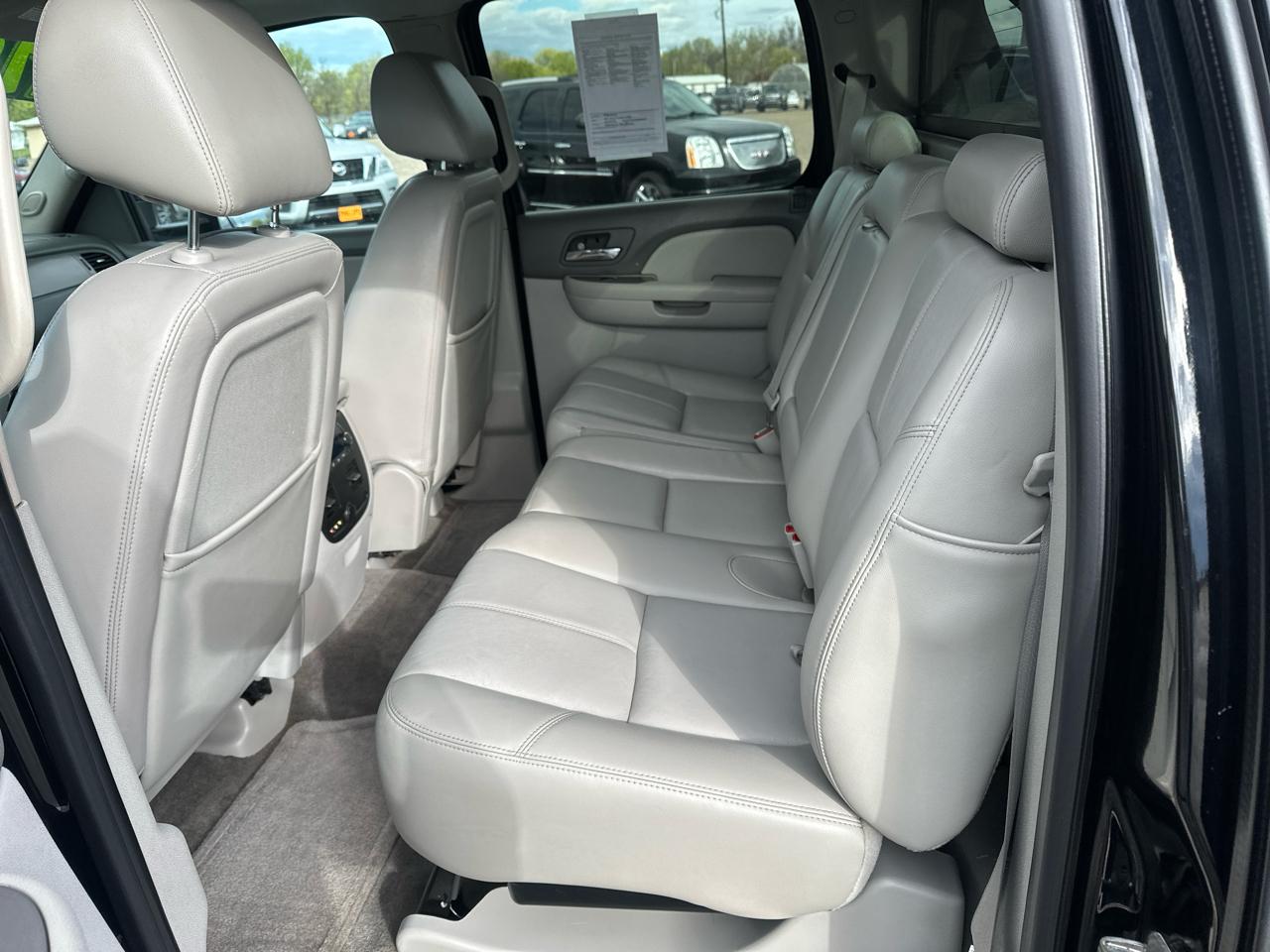 Chevrolet Avalanche 4WD Crew Cab LT 2011