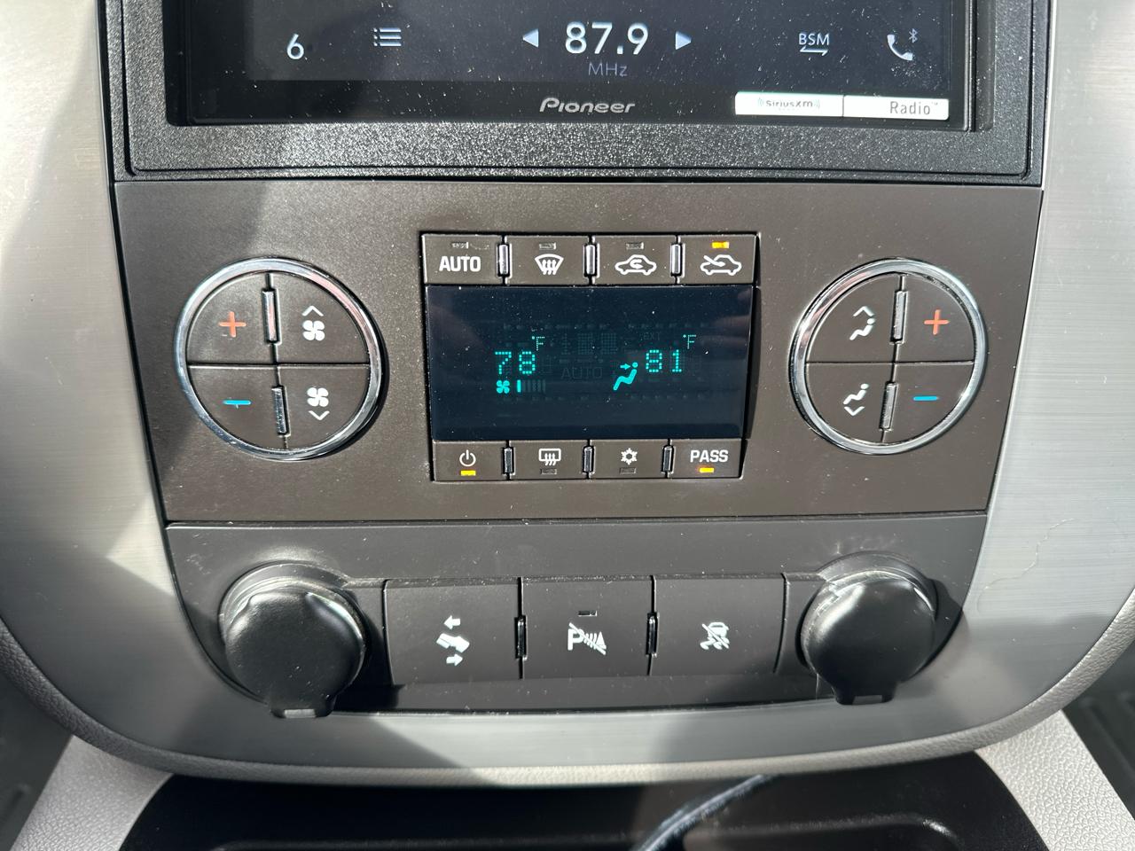 Chevrolet Avalanche 4WD Crew Cab LT 2011