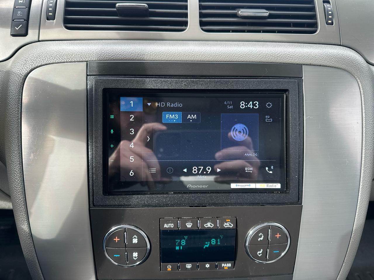 Chevrolet Avalanche 4WD Crew Cab LT 2011