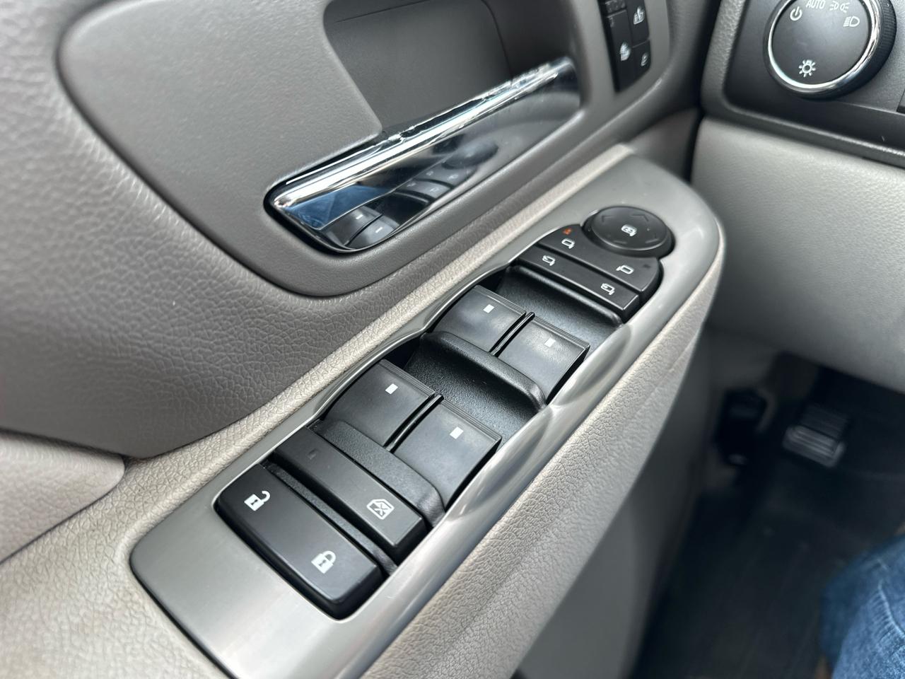 Chevrolet Avalanche 4WD Crew Cab LT 2011