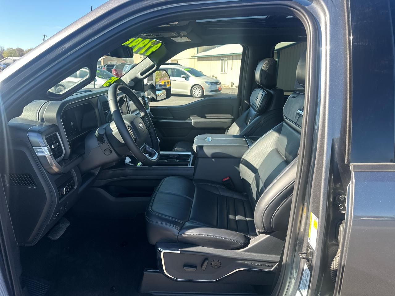 Ford Super Duty F-450 DRW Platinum 4WD Crew Cab 8' Box 2025