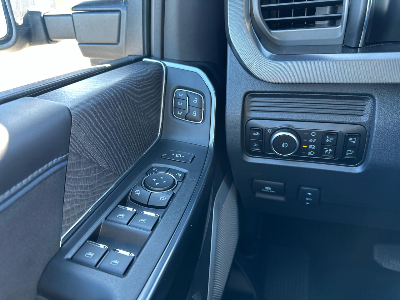 Ford Super Duty F-450 DRW Platinum 4WD Crew Cab 8' Box 2025