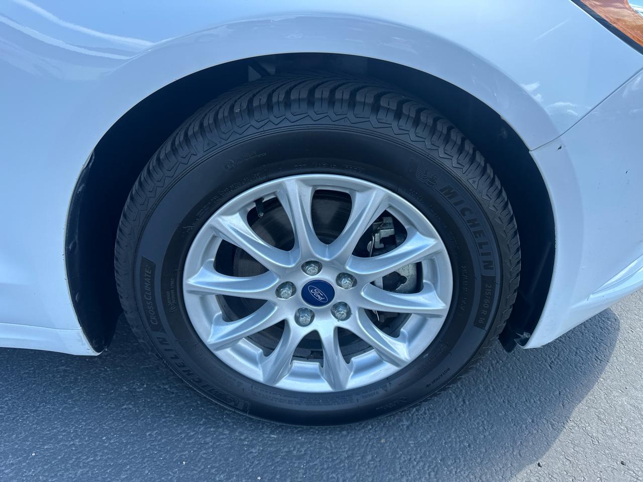 Ford Fusion S FWD 2017
