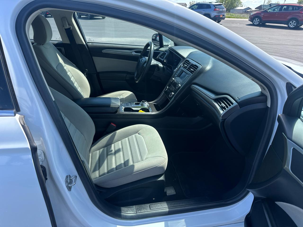 Ford Fusion S FWD 2017