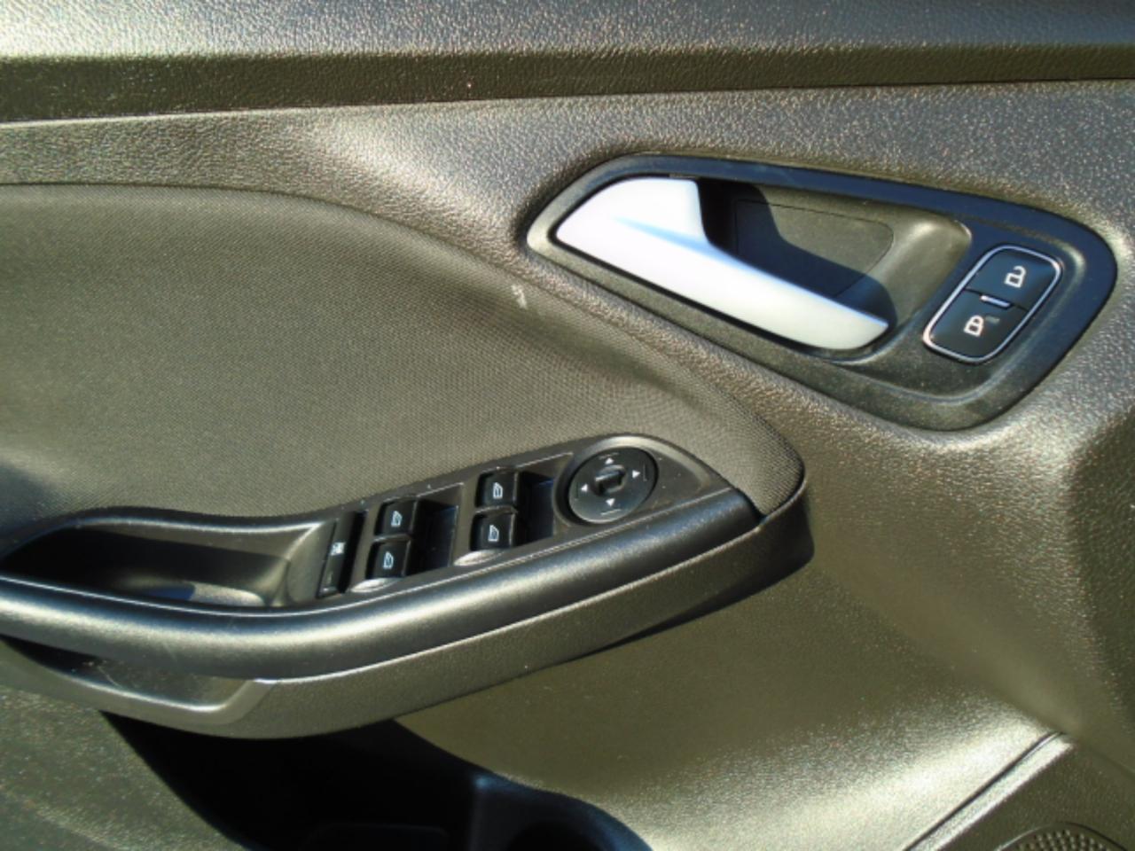 Ford Focus SE Sedan 2016