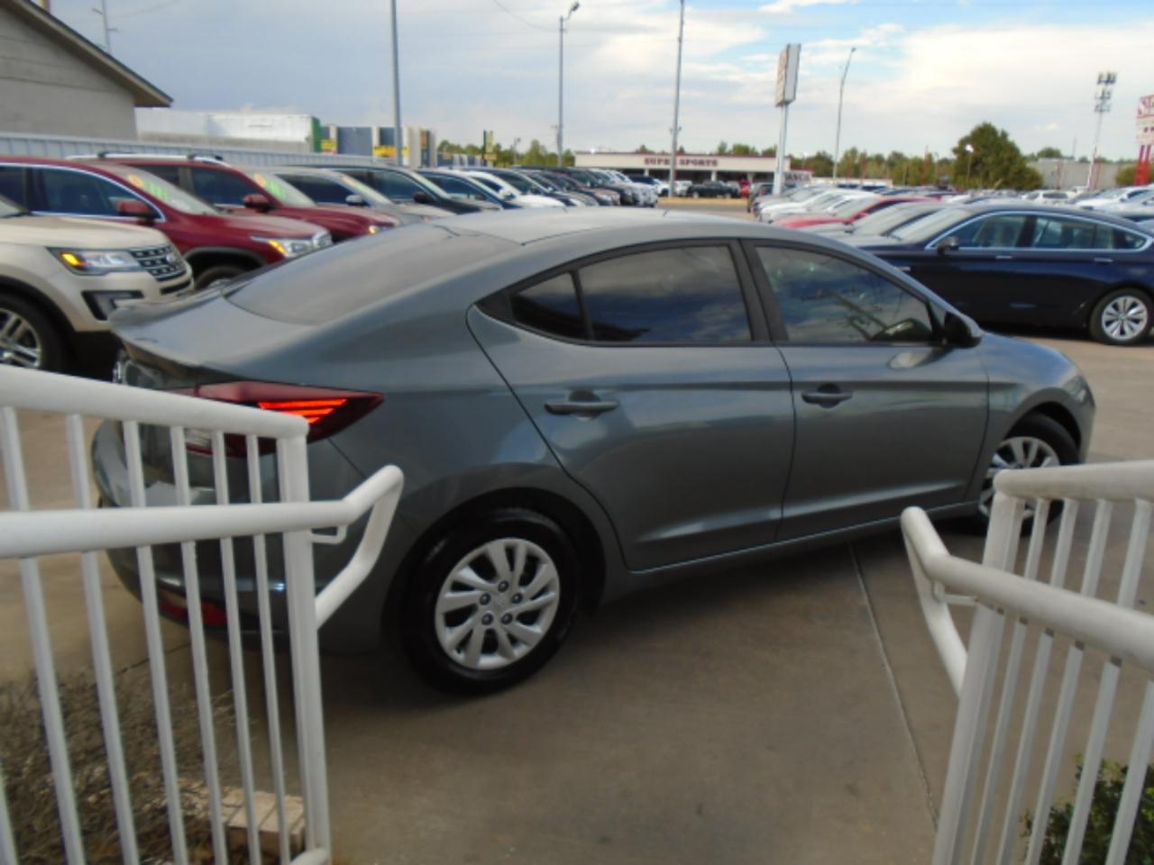 Hyundai Elantra SE 6AT 2020