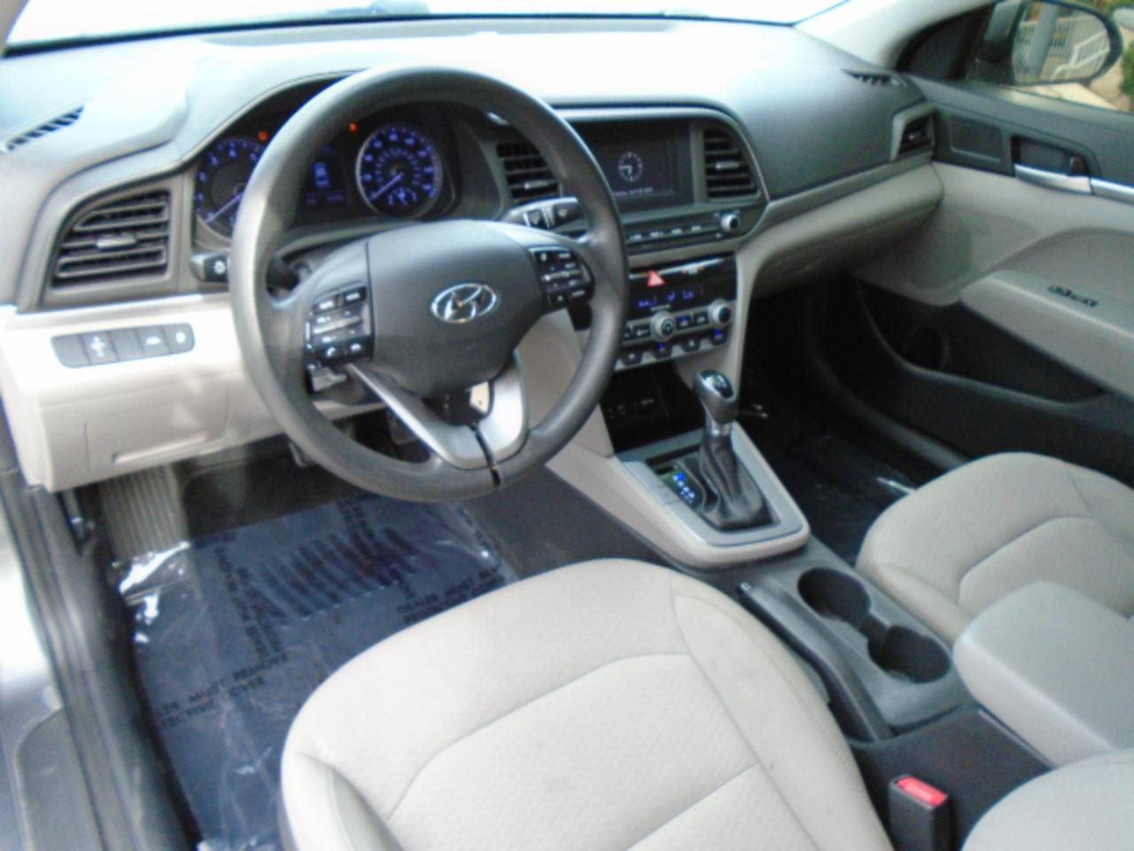 Hyundai Elantra SE 6AT 2020