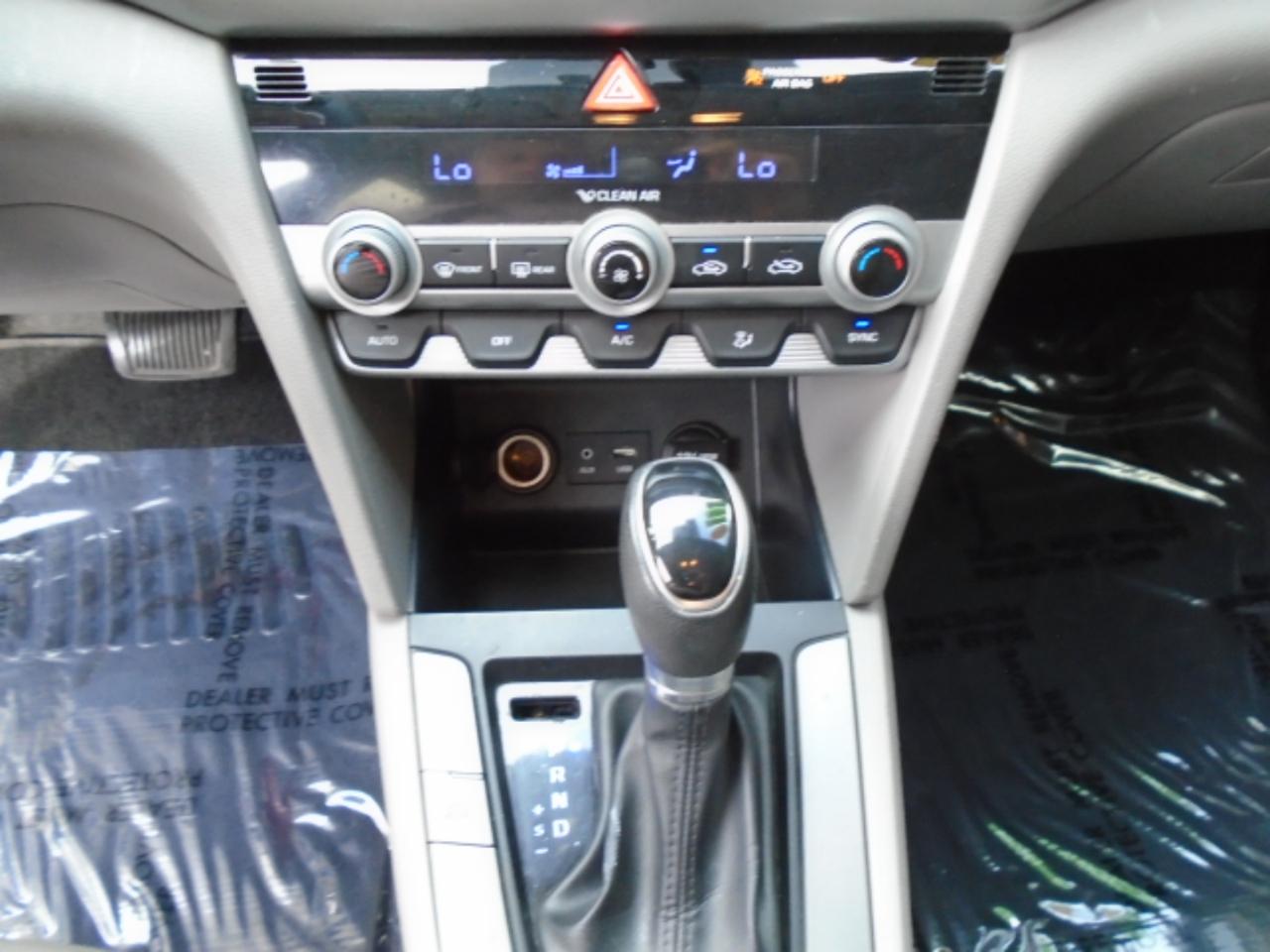 Hyundai Elantra SE 6AT 2020