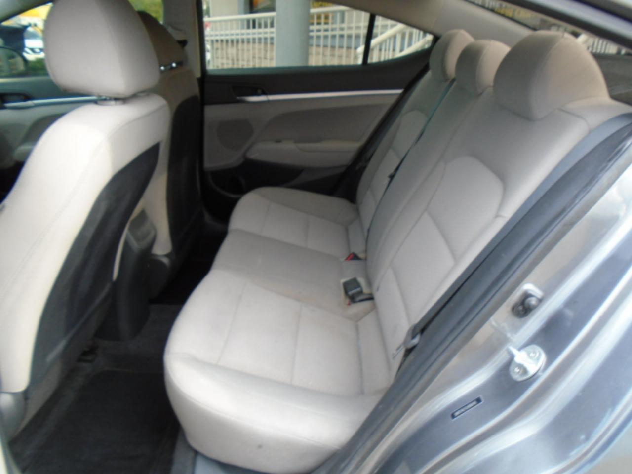 Hyundai Elantra SE 6AT 2020