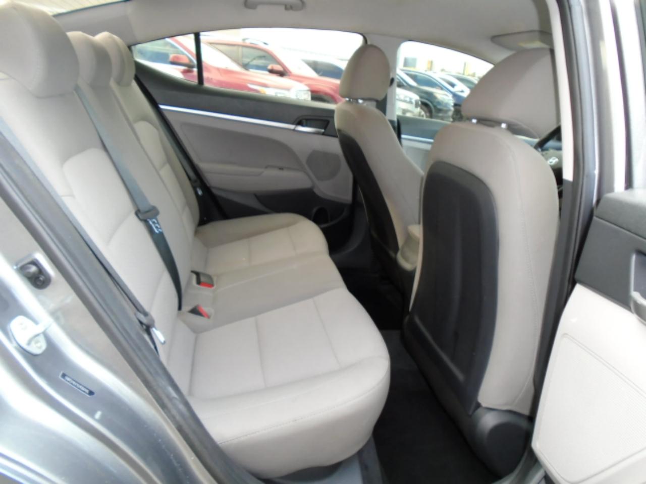 Hyundai Elantra SE 6AT 2020