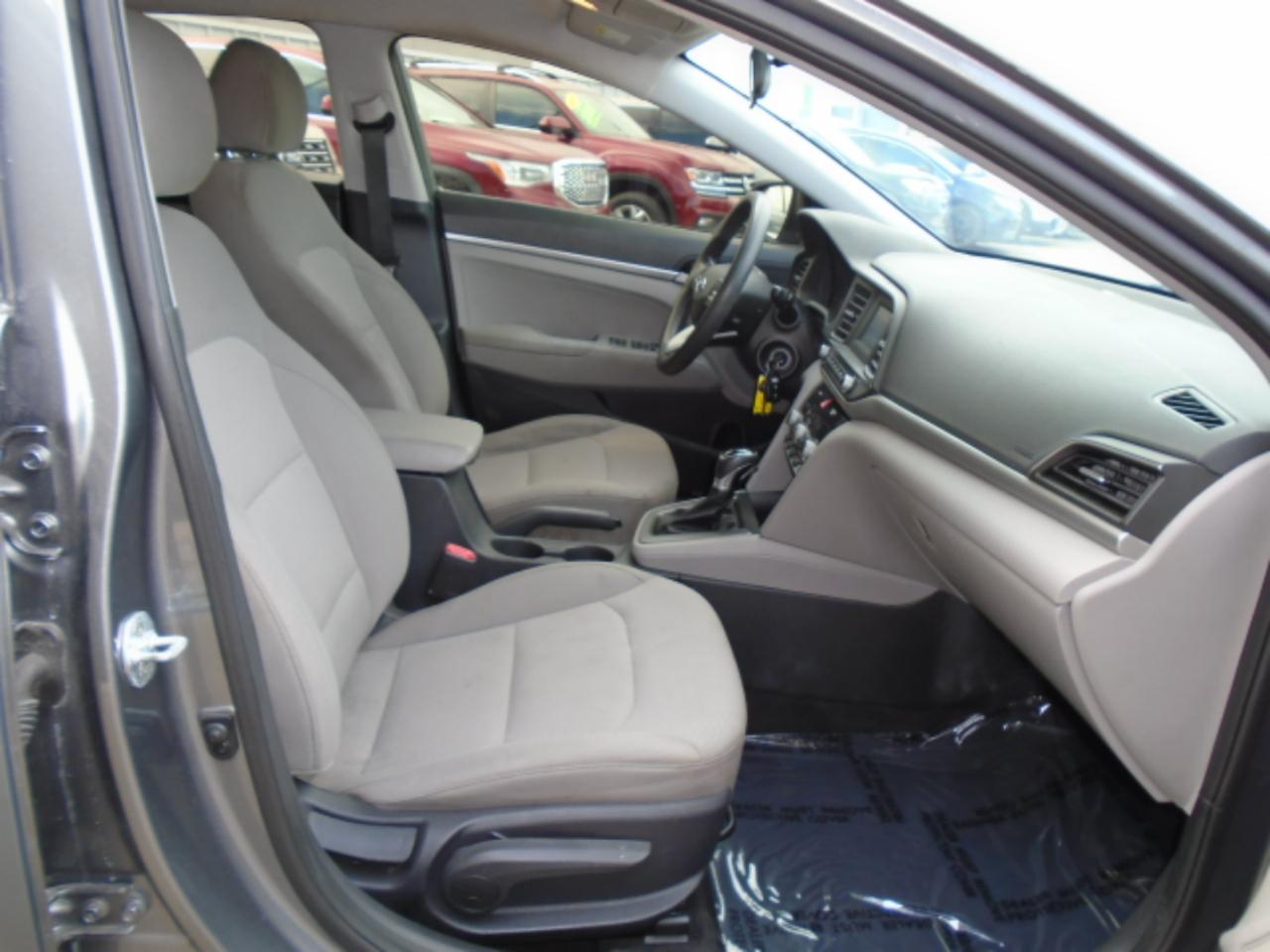 Hyundai Elantra SE 6AT 2020