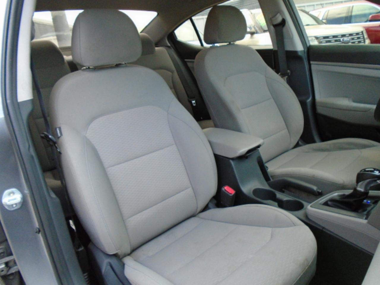 Hyundai Elantra SE 6AT 2020