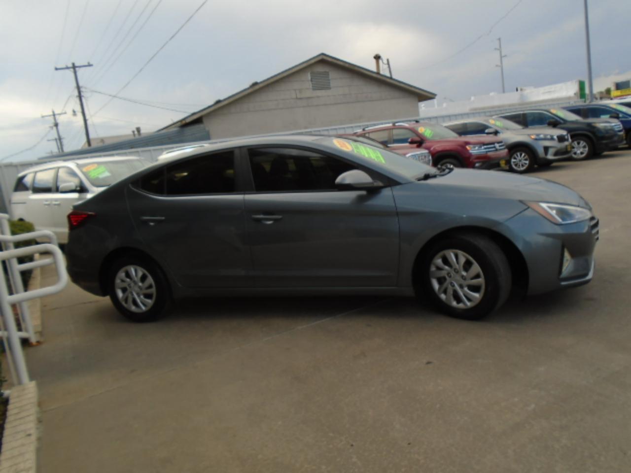 Hyundai Elantra SE 6AT 2020