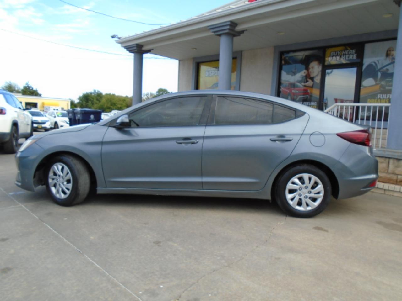 Hyundai Elantra SE 6AT 2020
