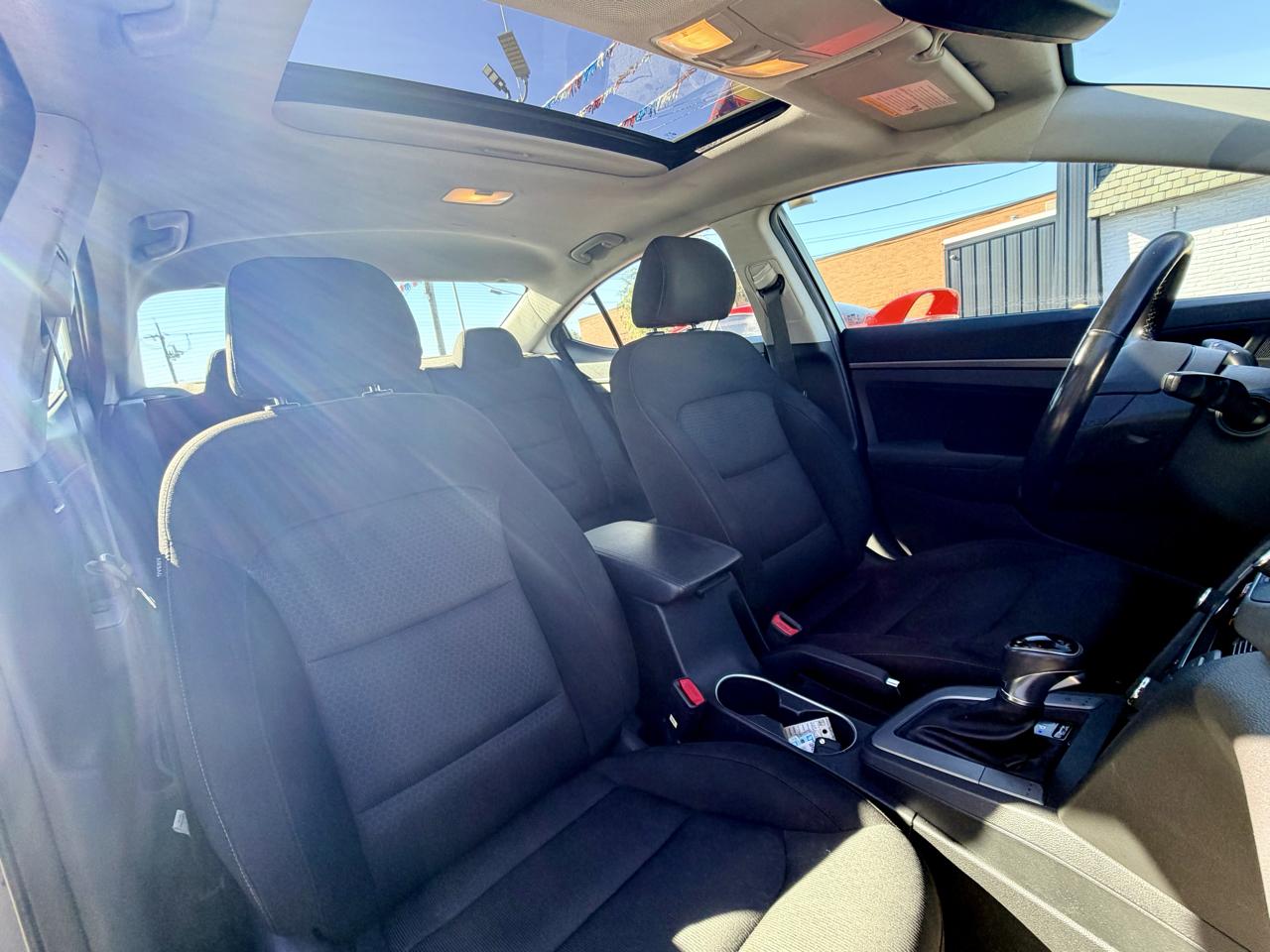 Hyundai Elantra Value Edition 6A 2017