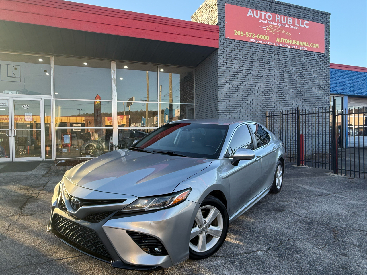 2020 Toyota Camry SE's photo