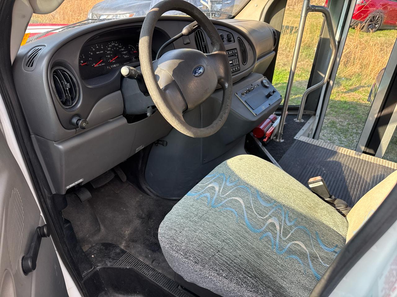 Ford Econoline E-450 Super Duty 2006