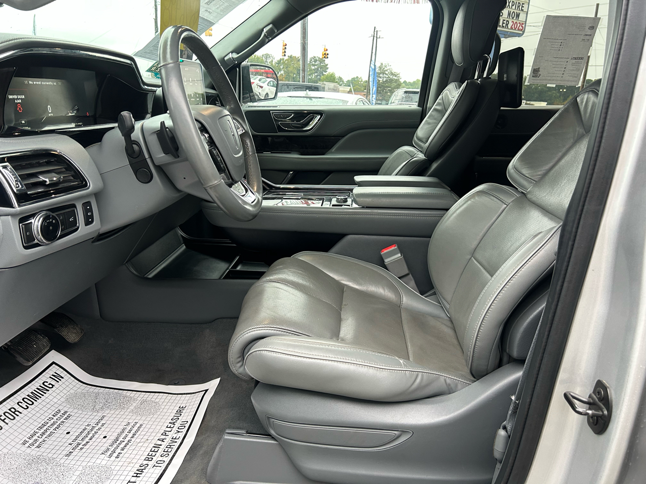 2019 Lincoln Navigator Select photo 2