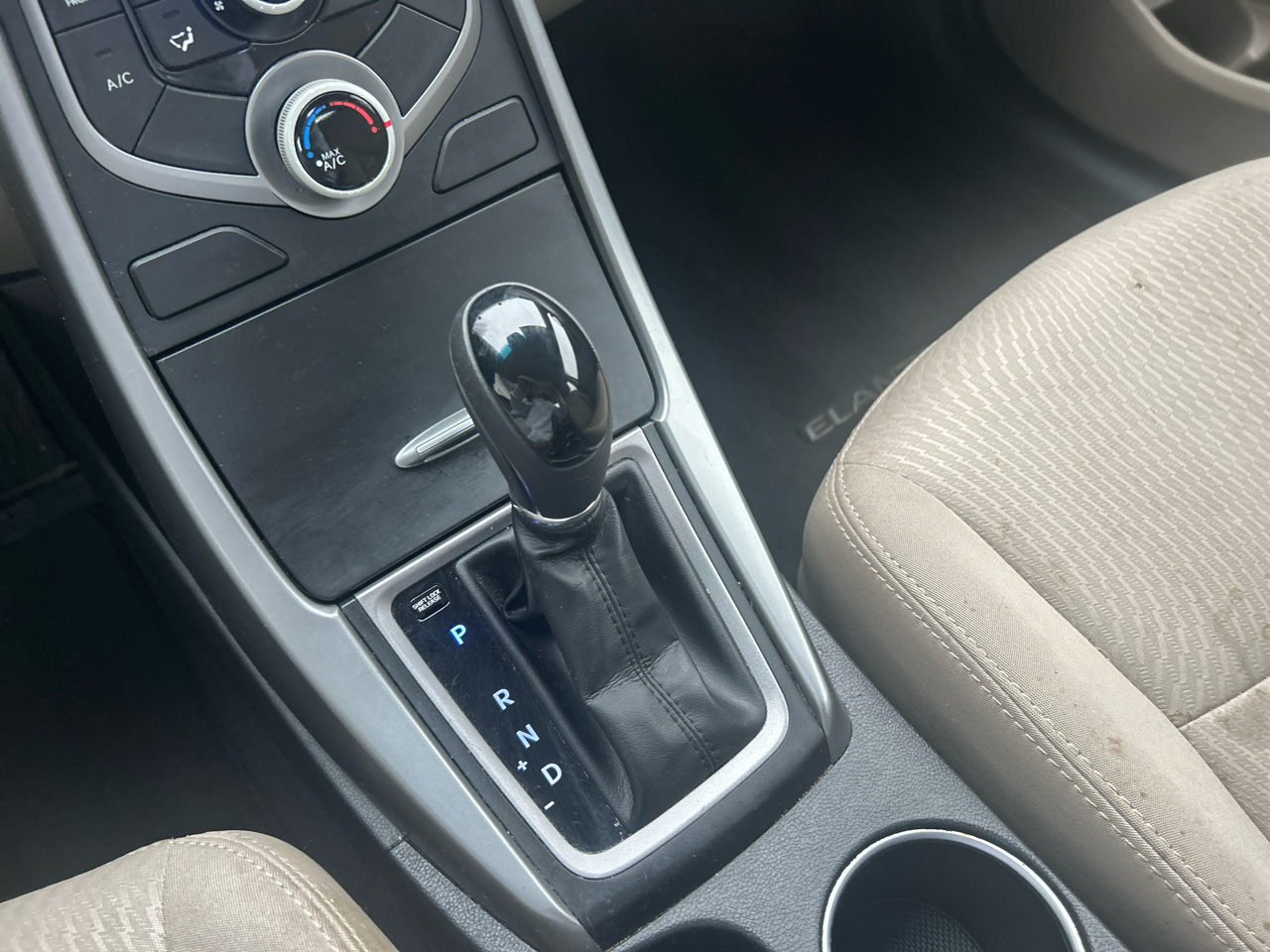 Hyundai Elantra SE 6AT 2015