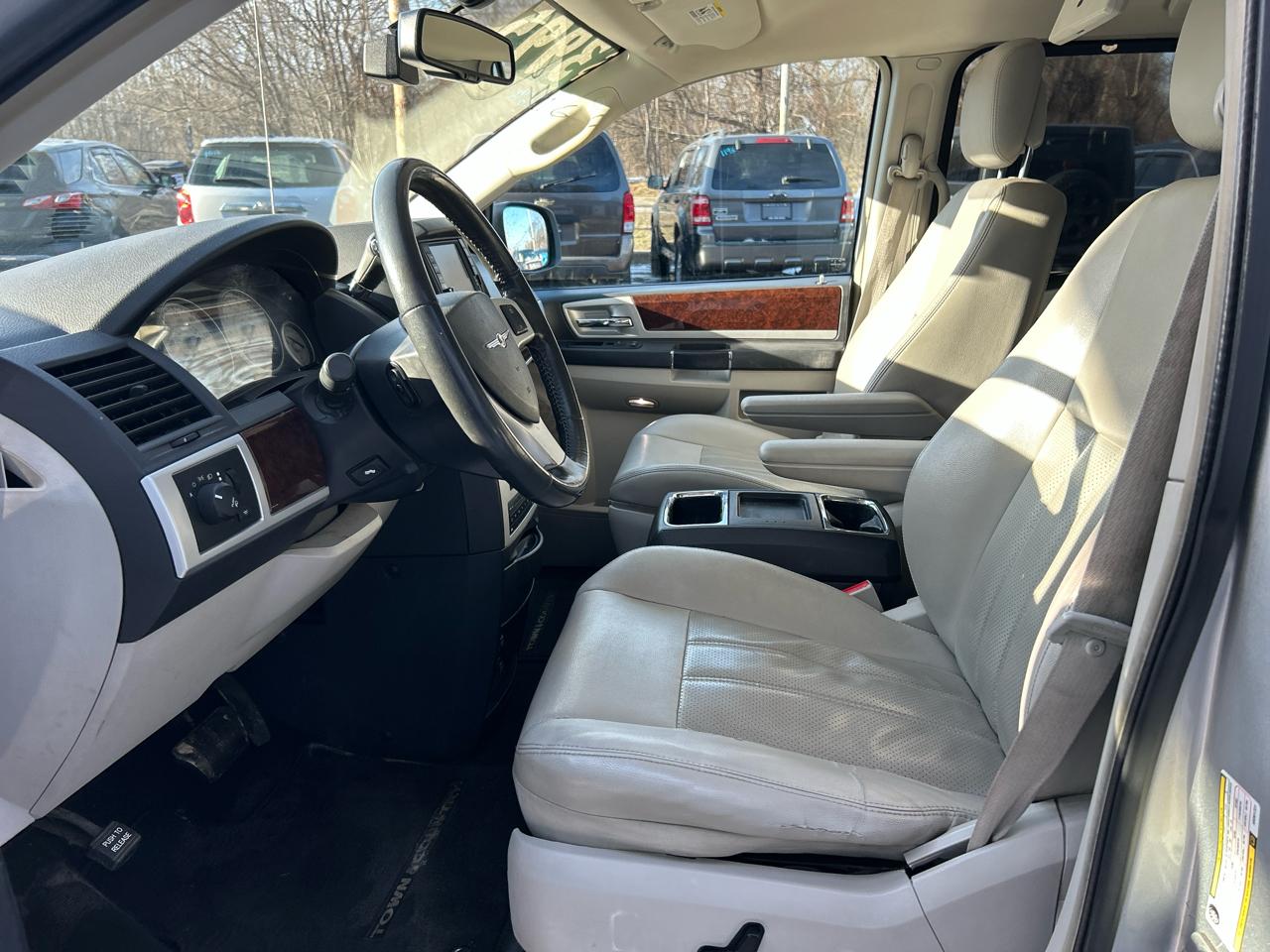 Chrysler Town & Country Touring Plus 2010