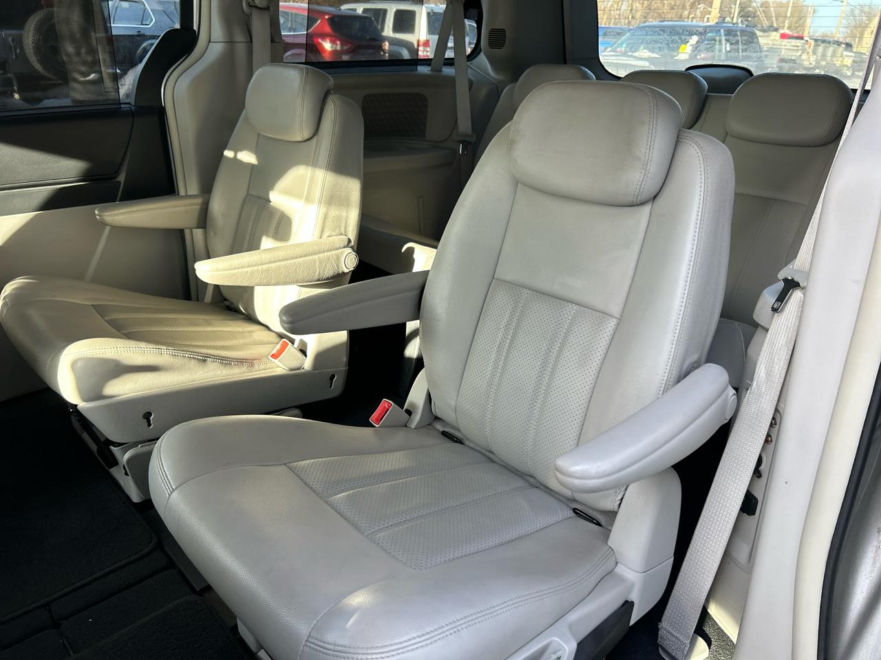 Chrysler Town & Country Touring Plus 2010